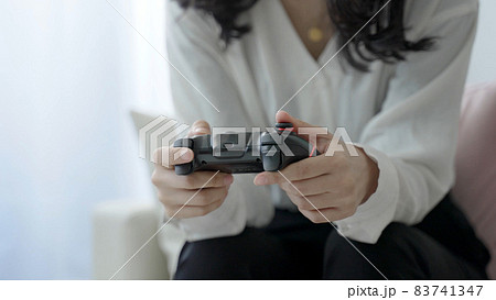 テレビゲームをプレイする女性 83741347