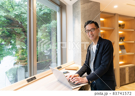 ビジネスマン ミドル パソコン  撮影協力 : ＋SHIFT NOGIZAKA 83741572