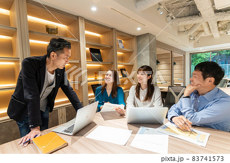 ミーティング カジュアルビジネス 撮影協力 : +SHIFT NOGIZAKA ミーティング カジュアルビジネス 撮影協力 : +SHIFT NOGIZAKA 83741573