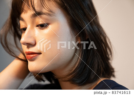 陰影のある女性のポートレート 陰影のある女性のポートレート 83741613