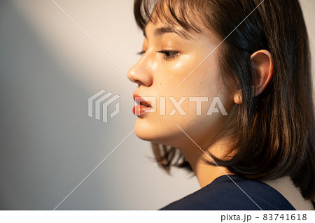 陰影のある女性のポートレート 83741618
