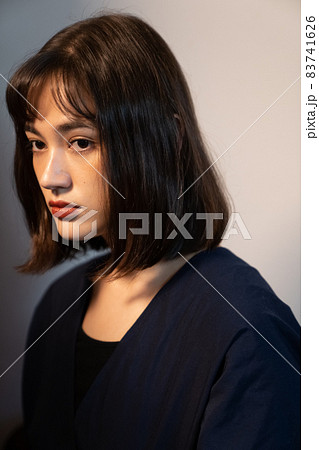 陰影のある女性のポートレート 83741626