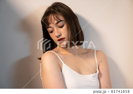 陰影のある女性のポートレート 83741658