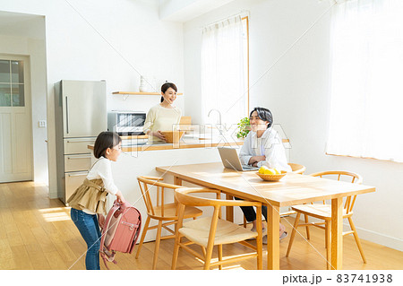 家族 小学生 親子 家族 小学生 親子 83741938