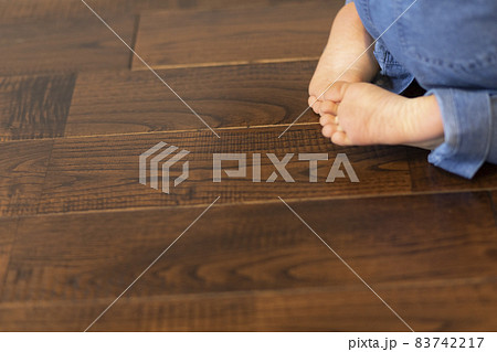 子供の足 83742217