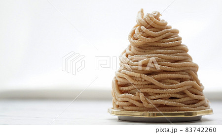 真横からモンブランケーキを撮影した写真 83742260