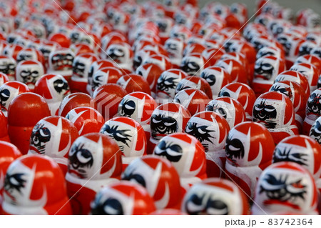 沢山の小さな達磨 83742364