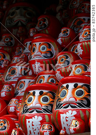 勝利祈願の達磨 83742365