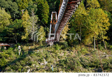 熊本豪雨災害の濁流で曲げられた吊橋、2020年7月の熊本豪雨災害から1年4か月後の風景、 83742372