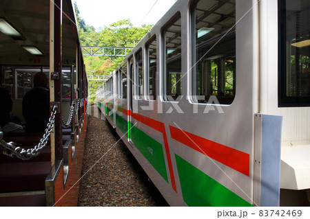 黒部峡谷鉄道トロッコ電車からの風景　下上り列車上り列車 83742469