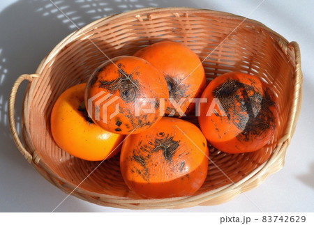 条紋のある甘柿 83742629