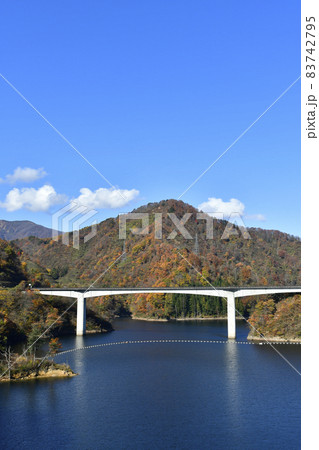 秋 山形長井ダム湖 ながい百秋湖 秋 山形長井ダム湖 ながい百秋湖 83742795