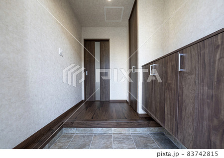 住宅の玄関 住宅の玄関 83742815