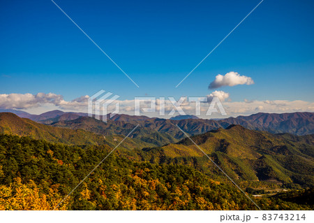 秋晴れの空と紅葉の山々。山形県南陽市、高ツムジ山 秋晴れの空と紅葉の山々。山形県南陽市、高ツムジ山 83743214