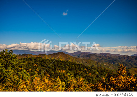 秋晴れの空と紅葉の山々。山形県南陽市、高ツムジ山 秋晴れの空と紅葉の山々。山形県南陽市、高ツムジ山 83743216
