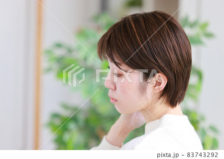 鏡を見て髪型をチェックする女性の横顔1 83743292