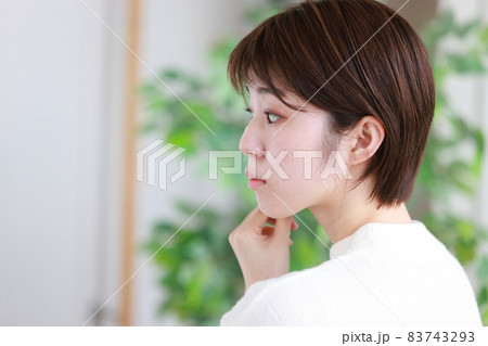 鏡を見て髪型をチェックする女性の横顔2 鏡を見て髪型をチェックする女性の横顔2 83743293