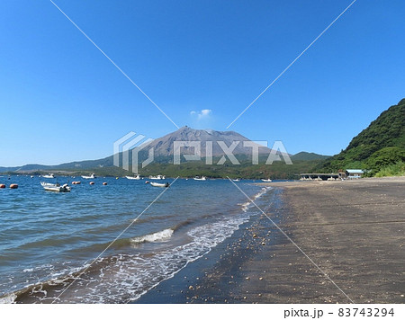 国道220号沿いの浜辺からみた桜島 83743294