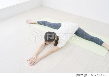 女性 柔軟体操 女性 柔軟体操 83743450