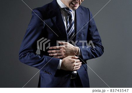 ビジネスマン 腹痛 ビジネスマン 腹痛 83743547