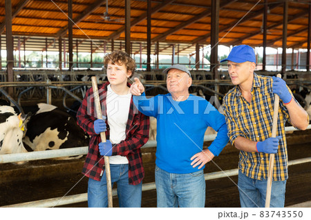 Farm owner talking with workers 83743550