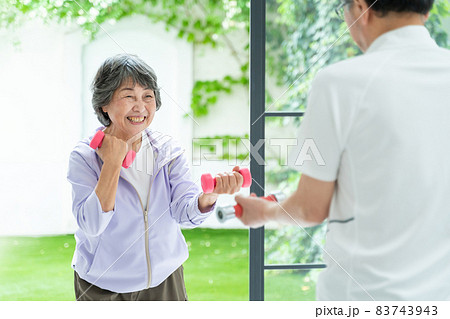 筋トレをする元気なシニアの夫婦 83743943