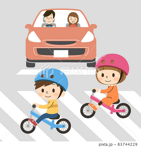 横断歩道を自転車で渡る2人の子供 横断歩道を自転車で渡る2人の子供 83744229