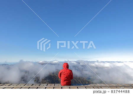 展望デッキに座って景色を眺める登山者 展望デッキに座って景色を眺める登山者 83744488