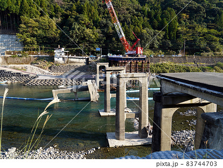 球磨川の氾濫で流出した神瀬橋の解体作業風景、2020年7月の熊本豪雨災害で壊れた橋の撤去作業、 球磨川の氾濫で流出した神瀬橋の解体作業風景、2020年7月の熊本豪雨災害で壊れた橋の撤去作業、 83744703