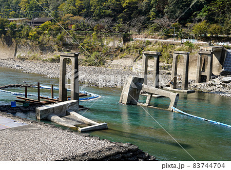 球磨川の氾濫で流出した神瀬橋の解体作業風景、2020年7月の熊本豪雨災害で壊れた橋の撤去作業、 球磨川の氾濫で流出した神瀬橋の解体作業風景、2020年7月の熊本豪雨災害で壊れた橋の撤去作業、 83744704