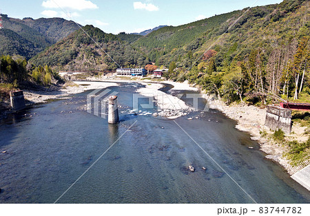 熊本豪雨災害から1年4か月後の球磨川第二橋梁の様子、球磨川氾濫から1年4か月後の流出した球磨川第二橋 83744782