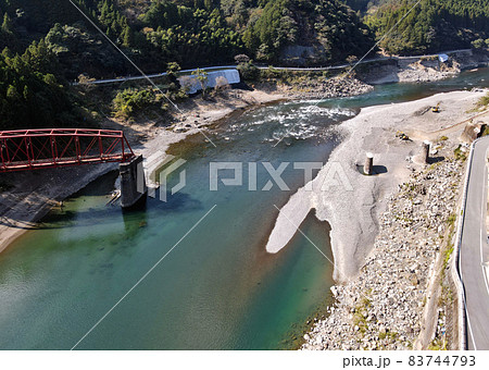 熊本豪雨災害から1年4か月後の球磨川第一橋梁の様子、球磨川氾濫で流出した後の球磨川第一橋梁付近、 83744793