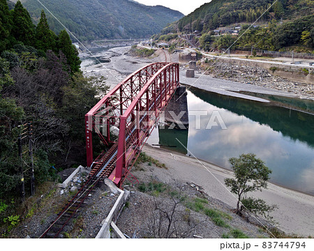 熊本豪雨災害から1年4か月後の球磨川第一橋梁の様子、球磨川氾濫で流出した後の球磨川第一橋梁付近、 83744794