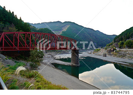 熊本豪雨災害から1年4か月後の球磨川第一橋梁の様子、球磨川氾濫で流出した後の球磨川第一橋梁付近、 83744795