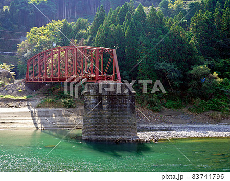 熊本豪雨災害から1年4か月後の球磨川第一橋梁の様子、球磨川氾濫で流出した後の球磨川第一橋梁付近、 熊本豪雨災害から1年4か月後の球磨川第一橋梁の様子、球磨川氾濫で流出した後の球磨川第一橋梁付近、 83744796