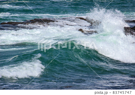 白く砕ける波しぶき 83745747