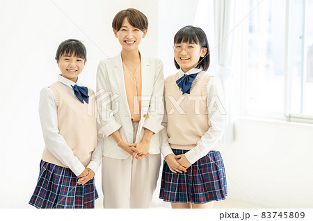 女子中学生 教師 撮影協力:中央工学校附属日本語学校 女子中学生 教師 撮影協力:中央工学校附属日本語学校 83745809