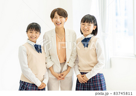 女子中学生 教師 撮影協力:中央工学校附属日本語学校 女子中学生 教師 撮影協力:中央工学校附属日本語学校 83745811