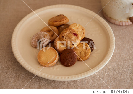 かわいいお皿に盛られたドイツ菓子のクッキー 83745847