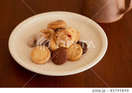 かわいいお皿に盛られたドイツ菓子のクッキー 83745849