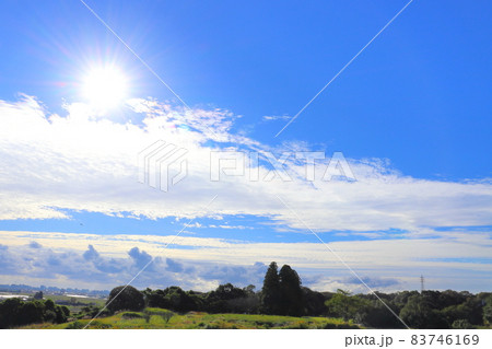 朝の空　青空　雲　太陽 83746169