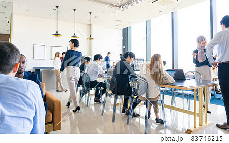 グローバルビジネスイメージ 多国籍なオフィスシーン 大勢の多人種の人々 グローバルビジネスイメージ 多国籍なオフィスシーン 大勢の多人種の人々 83746215