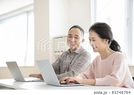 パソコンに向かうシニア　シニアのパソコン教室イメージ 83746764