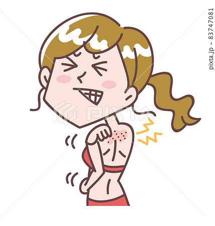 背中が乾燥して痒い女性 83747081