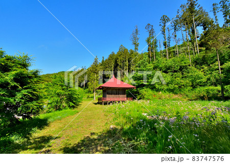 山里のお堂 83747576