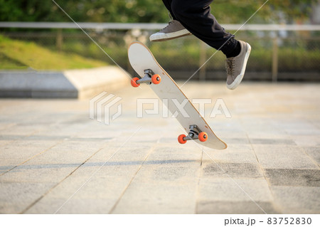 Skateboarder skateboarding outdoors in city 83752830