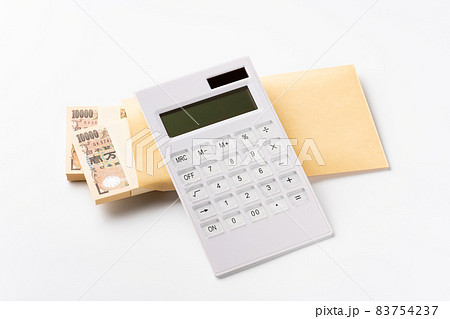 封筒に入った札束と電卓 封筒に入った札束と電卓 83754237