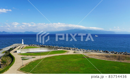 富士市の街並み<08>(ふじのくに田子の浦みなと公園から撮影した海岸と公園の芝生) 富士市の街並み<08>(ふじのくに田子の浦みなと公園から撮影した海岸と公園の芝生) 83754436
