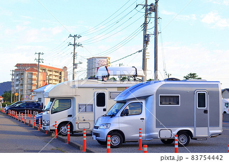 早朝の観光地　キャンピングカーと街並み 83754442