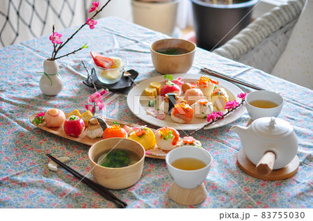 雛祭りの手まり寿司 83755030